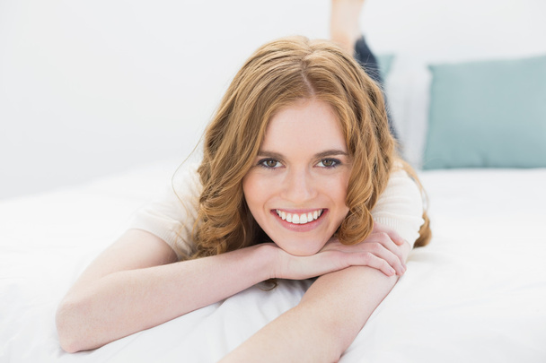 Portrait of a smiling pretty woman in bed - Fotografie, Obrázek