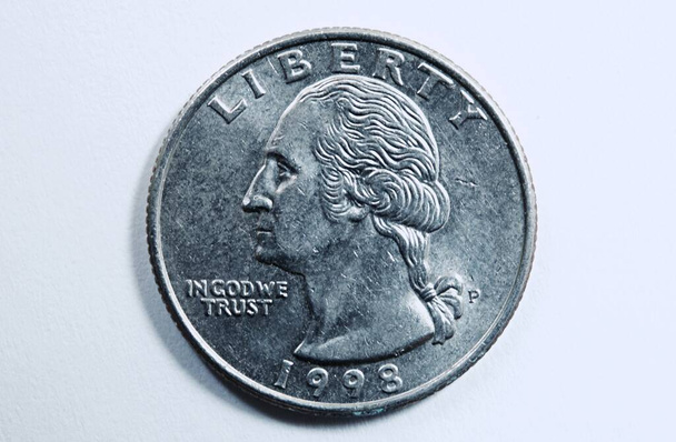 centrándose en la moneda de un dólar del estado unido, en el fondo de monedas de cuarto
. - Foto, imagen
