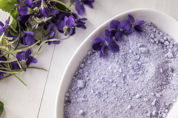  βιόλα ζάχαρη violetta odorata κρύσταλλοι ζάχαρης για τη διακόσμηση ψησίματος cupcakes φρέσκα πασχαλινά άνοιξη βρώσιμα αρωματικά λουλούδια - Φωτογραφία, εικόνα
