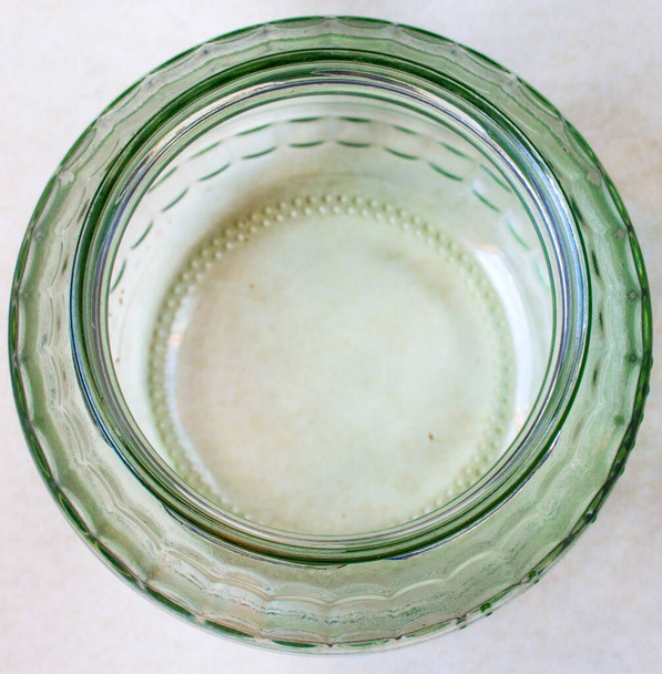 szklany pojemnik sterylizowany przez rzemieślnika do produkcji likieru ziołowego i przyprawowego ze starożytnej tradycyjnej receptury - Zdjęcie, obraz