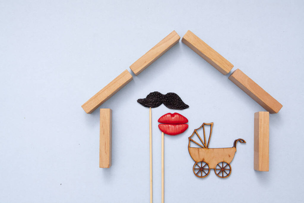 Abstrakti talo ja perhe. Äiti, isä ja vauva rattaissa. Pysy kotona käsite
 - Valokuva, kuva