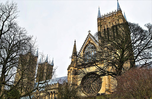 Lincoln es una ciudad catedral en las Midlands orientales de Inglaterra. La Colonia Lindum se desarrolló a partir de un asentamiento de la Edad de Hierro en el río Witham. Los lugares de interés de la ciudad incluyen la catedral de Lincoln y el castillo Norman Lincoln del siglo XI.
.  - Foto, imagen