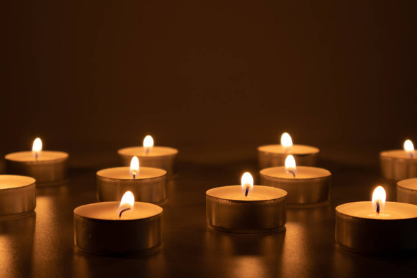 Kerzen, die in der Dunkelheit brennen, andächtiges und religiöses Bild - Foto, Bild