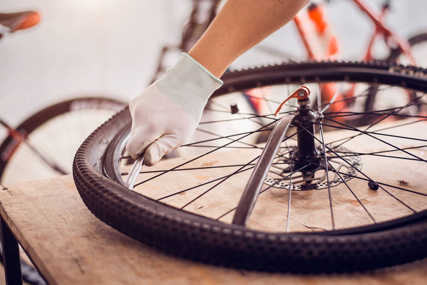 Cuidados de pneus de bicicleta, Cuidados de bicicleta para ciclista, Close-up
. - Foto, Imagem
