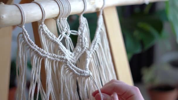 reste à la maison. travail pendant la quarantaine - une fille dans le salon tissage mural des cordes dans la technique de macramé
 - Séquence, vidéo
