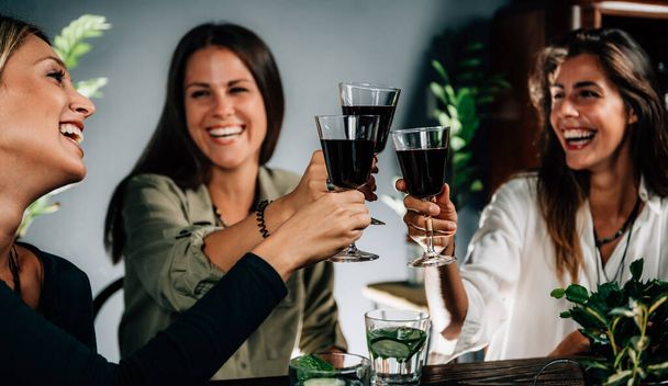 Skupina veselých ženských přátel, kteří mají oslavu v restauraci - Fotografie, Obrázek