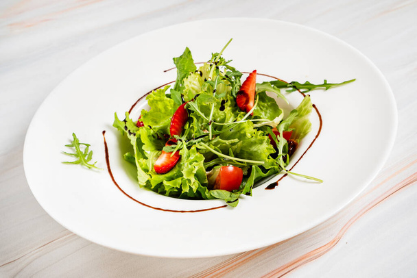 healthy salad with strawberriesa and arugula - Фото, зображення