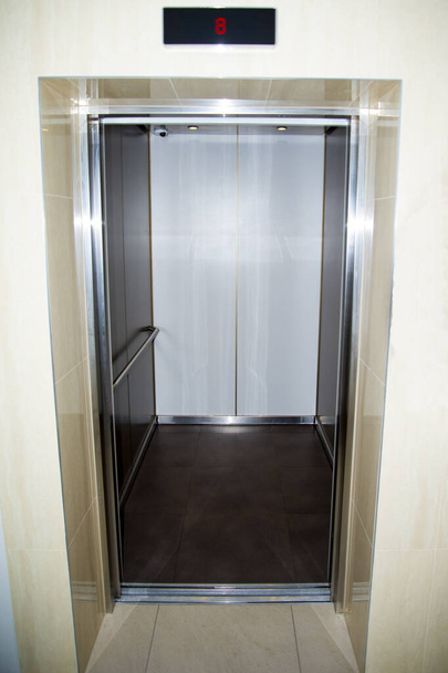 Ανελκυστήρας για ένα κτίριο Διαμέρισμα - Φωτογραφία, εικόνα