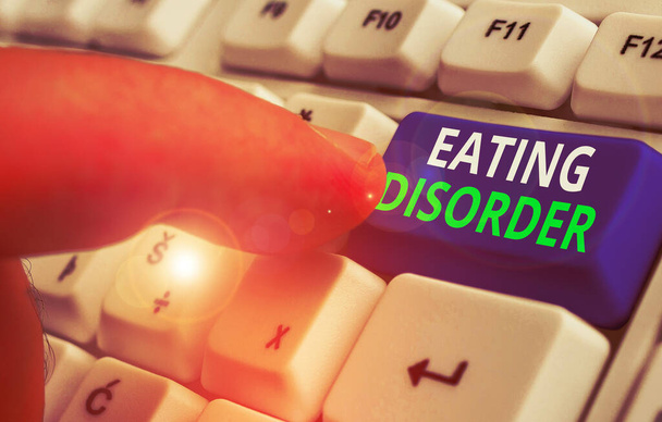 Piszę notatkę o zaburzeniach jedzenia. Biznes zdjęcia pokazujące choroby, które charakteryzują się nieprawidłowymi nawykami żywieniowymi. - Zdjęcie, obraz