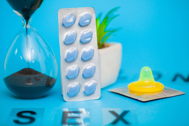 青い背景に長い間男性のための性的健康を促進する丸薬 - 写真・画像