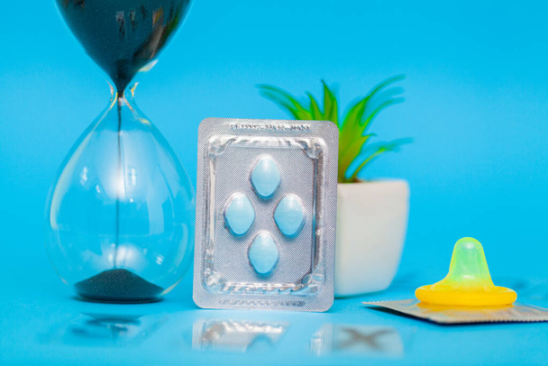 Tabletták, amelyek elősegítik a szexuális egészség a férfiak hosszú ideig kék alapon - Fotó, kép