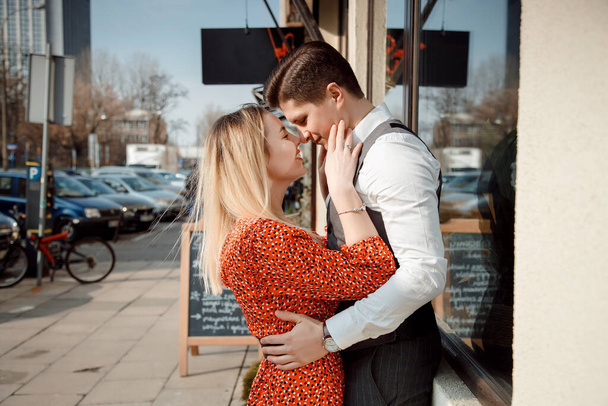 Pojęcie związków miłosnych mężczyzna i kobieta. Piękna para spacerująca w wielkim mieście, przytulająca się, całująca i ciesząca się sobą nawzajem. - Zdjęcie, obraz