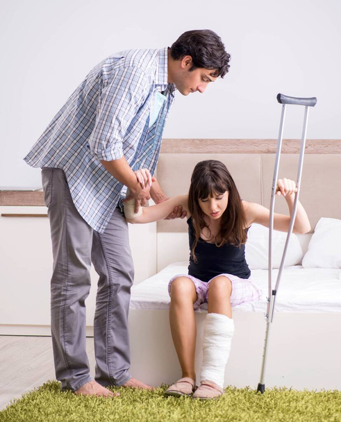 Cuidar marido cuidar de su esposa lesionada
 - Foto, Imagen