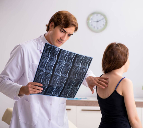Mannelijke radioloog detecteert oorzaak van de ziekte - Foto, afbeelding