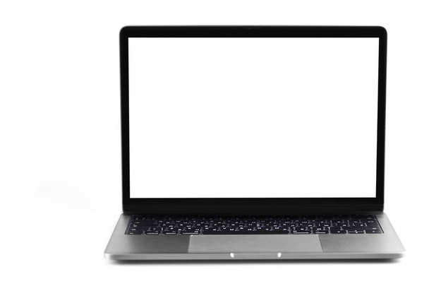laptop, σημειωματάριο που δείχνει λευκό κενό οθόνη σε λευκό φόντο - Φωτογραφία, εικόνα