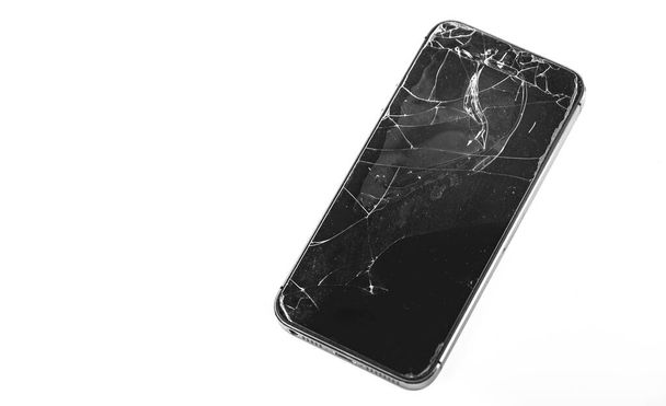 teléfono inteligente con daños de pantalla rotos aislados sobre fondo blanco - Foto, Imagen