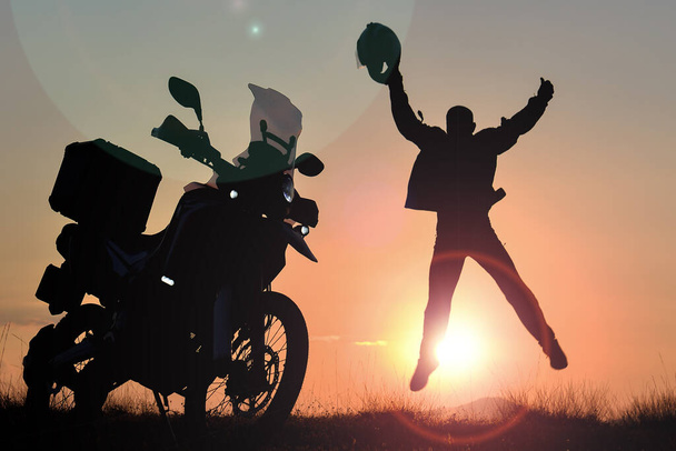 energiczny motocyklista i czas przygody - Zdjęcie, obraz