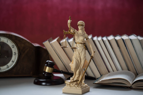 Статуя правосуддя з ліброю та книгами про минуле, юридична концепція - Фото, зображення