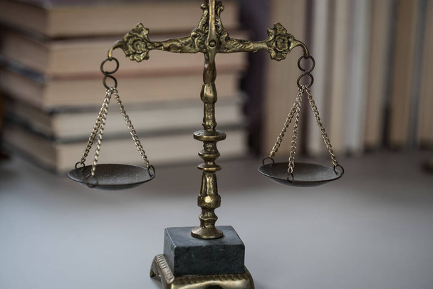 масштаб правосудия с книгами по истории, праву и судейской концепции
 - Фото, изображение