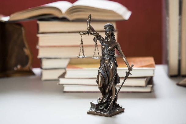 Igazságügyi szobor mérleg és könyvek a háttérről, jogi koncepció - Fotó, kép