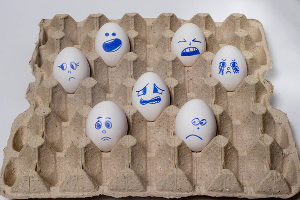 Αστεία αυγά κότας. Χαμογελαστά αυγά με πρόσωπα, αστεία πρόσωπα. Αυγά με διαφορετικά συναισθήματα: γέλιο, χαμόγελα, φόβος, θυμός, κραυγή, δάκρυα. - Φωτογραφία, εικόνα