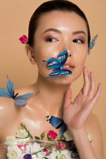 bella nudo asiatico ragazza in fiori con farfalle su corpo isolato su beige
 - Foto, immagini