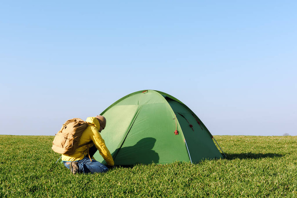 Tourist near his tent - Фото, зображення