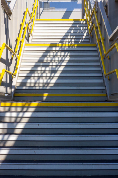 Escalier vide dans une gare londonienne - couvert d'ombre
 - Photo, image