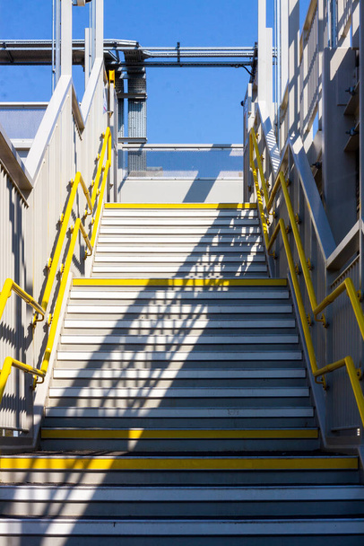 Κενές σκάλες σε σιδηροδρομικό σταθμό του Λονδίνου - Φωτογραφία, εικόνα