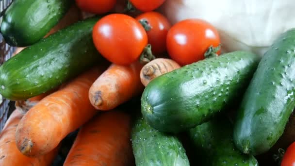 Doos met groenten aardappelen bieten komkommers cherry tomaten kool uien wortel close-up. Levering van voedsel tijdens de pandemie met het coronavirus en op sociale afstand. Online winkelen. Voedseldonaties - Video