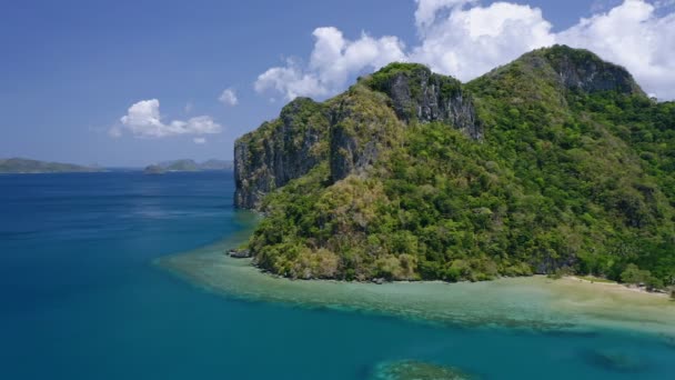 Lagen Adası 'nın gökyüzü manzarası El Nido Palawan Filipinleri cennet tropikal kıyıları gök mavisi turkuaz okyanus suyu mercan resifi ve orman ormanı - Video, Çekim