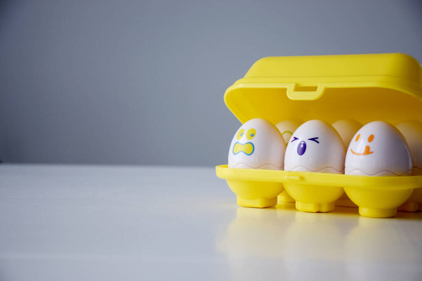 Sarı yumurta tepsisindeki komik duygusal yumurtalar. - Fotoğraf, Görsel