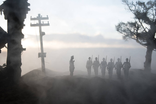 Válečná koncepce. Vojenské siluety bojová scéna na válečné mlha nebe pozadí, světová válka vojáci silueta pod mraky oblohy při západu slunce. Bitva ve zničeném městě. Selektivní zaměření - Fotografie, Obrázek