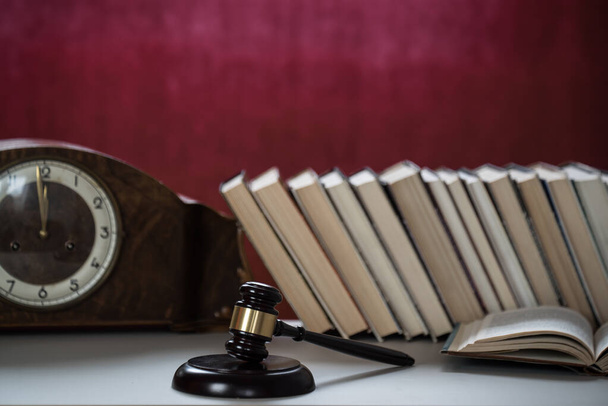 bíró kalapács az asztalon könyvek felett háttér, másolja tér jogi koncepció - Fotó, kép