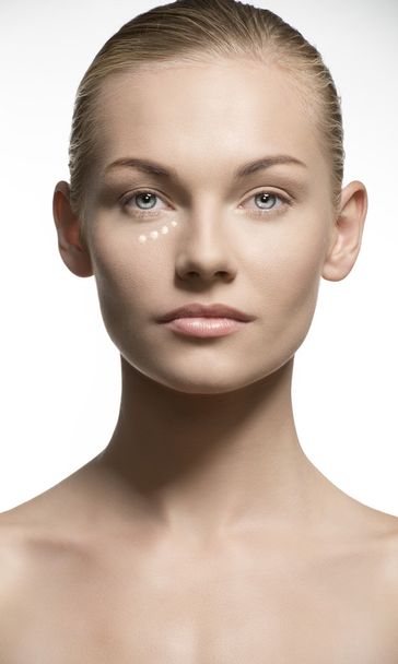 woman beauty portrait applying make-up - Foto, immagini