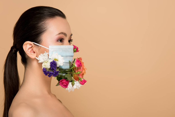 красивая обнаженная азиатка в цветочной маске, изолированная на бежевом
 - Фото, изображение