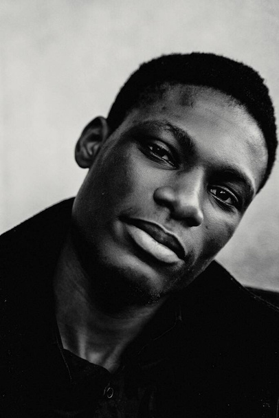 fiatal jóképű afro-amerikai férfi  - Fotó, kép