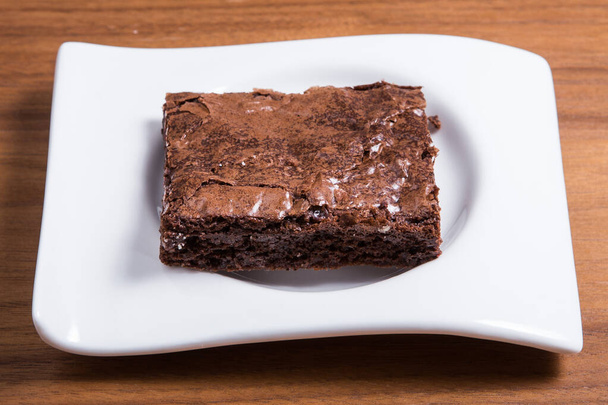 Gâteau brownie au chocolat servi sur plaque blanche rectangle
 - Photo, image