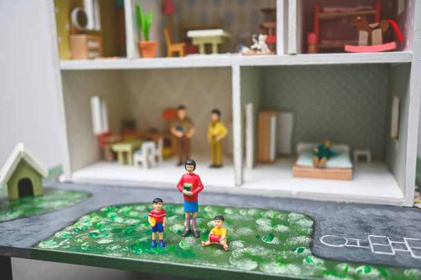 poppenhuis met poppen en meubels op een kleuterschool - Foto, afbeelding