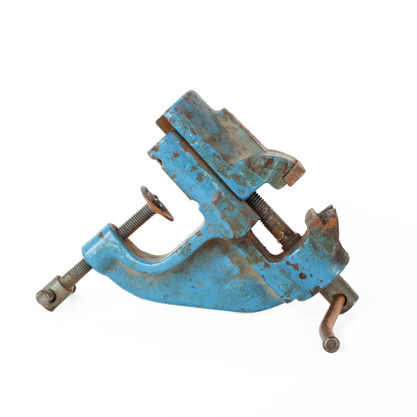 Das Metallwerkzeug - Blauer rostiger alter Schraubstock auf weißem Hintergrund - Foto, Bild