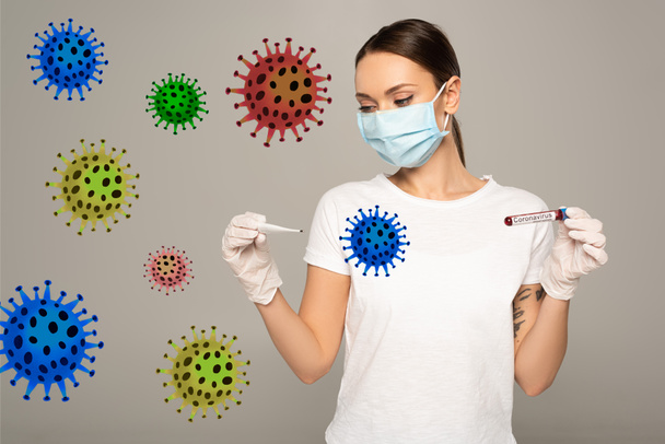 Vrouw met medisch masker met thermometer en reageerbuis met bloedmonster en coronavirusbelettering geïsoleerd op grijze, bacteriële illustratie  - Foto, afbeelding