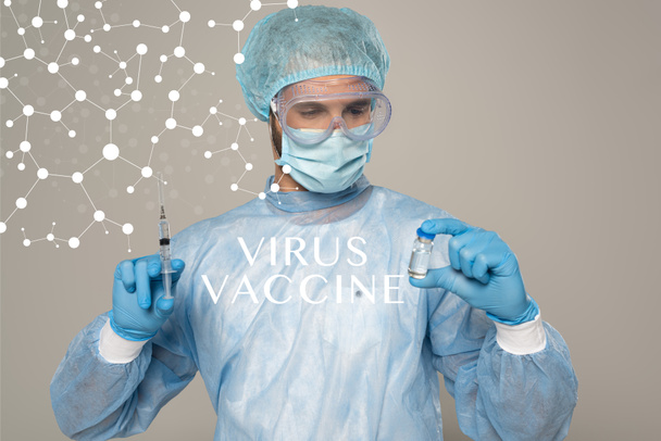 Médico em máscara médica e óculos de proteção segurando frasco de vacina e seringa isolado em cinza, ilustração da vacina do vírus
 - Foto, Imagem