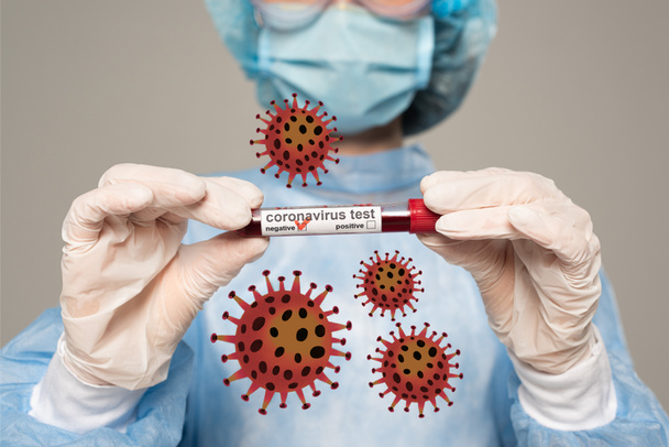 Enfoque selectivo del médico que sostiene el tubo de ensayo con muestra de sangre de letras de coronavirus aisladas en gris, ilustración de bacterias
 - Foto, imagen