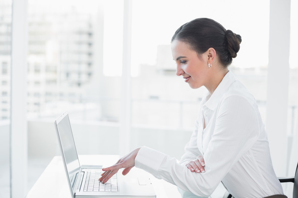 uśmiechnięta kobieta interesu laptop przy biurku - Zdjęcie, obraz
