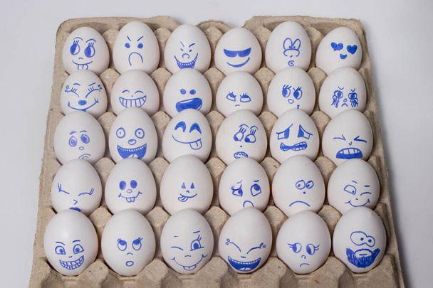 Huevos de pollo graciosos. Huevos sonrientes con caras, caras graciosas. Huevos con diferentes emociones: risas, sonrisas, miedo, ira, gritos, lágrimas
. - Foto, imagen
