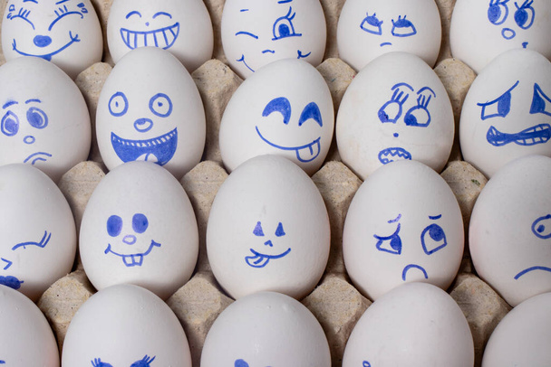 Ovos de galinha engraçados. Ovos sorridentes com rostos, caras engraçadas. Ovos com emoções diferentes: risos, sorrisos, medo, raiva, gritos, lágrimas
. - Foto, Imagem