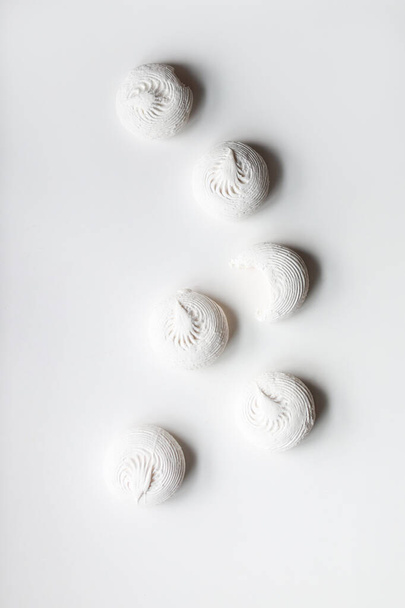 Kuusi zephyr-vaahtokarkkia yhdellä puremalla
 - Valokuva, kuva