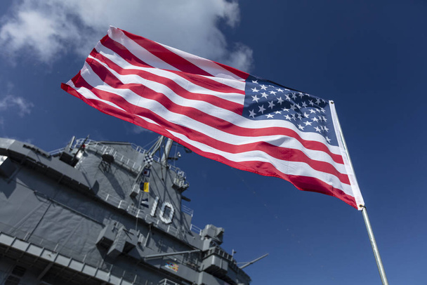 Charleston, Etelä-Carolina, Yhdysvallat, Novemner 2019, lippu tähdet ja raidat uss yorktown
 - Valokuva, kuva