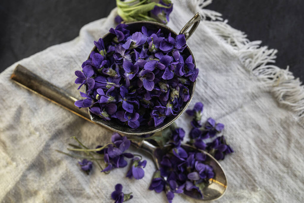  zblízka čerstvé květy viola violetta odorata čaj s viola sirup viola šeříkové krystaly cukru - Fotografie, Obrázek