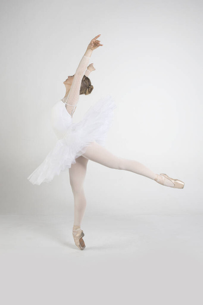 Jovem bailarina praticando balé se move no estúdio
 - Foto, Imagem